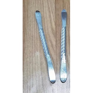 COMBO VÁ XE MÁY: 1 hộp vá xe ( keo + 24 miếng vá lớn) + 2 cây móc nạy lốp vỏ bánh xe