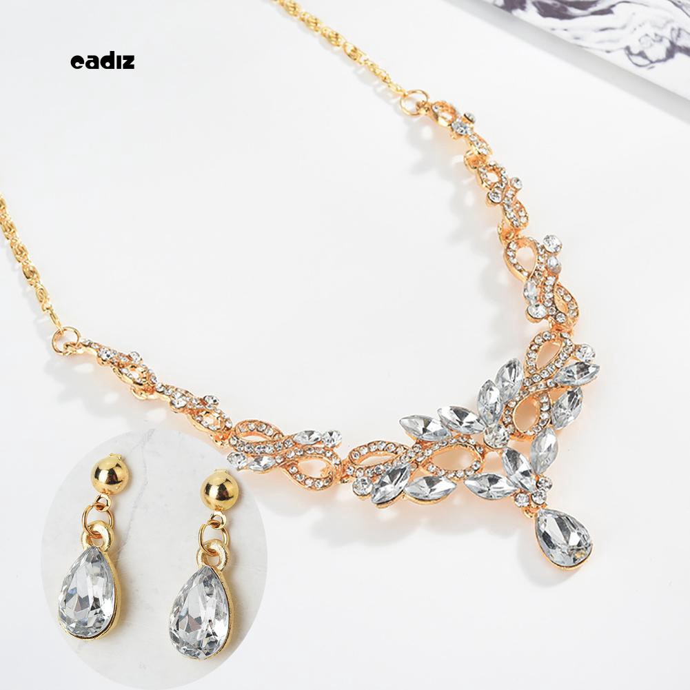 Bộ nữ trang gồm dây chuyền mặt đá pha lê quyến rũ và bông tai