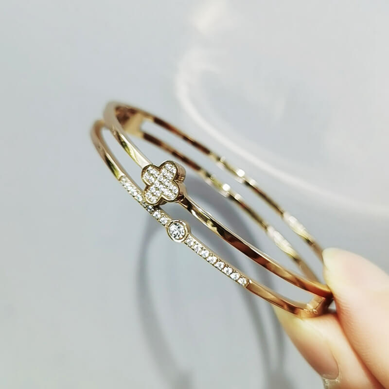 Vòng tay thép titan mạ vàng 18K sang trọng
