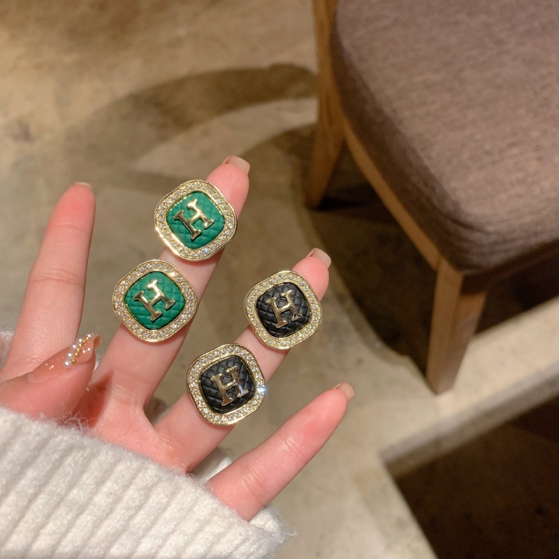 Khuyên Tai Hình Chữ H Đính Đá Sọc Caro Xanh Lá Đơn Giản