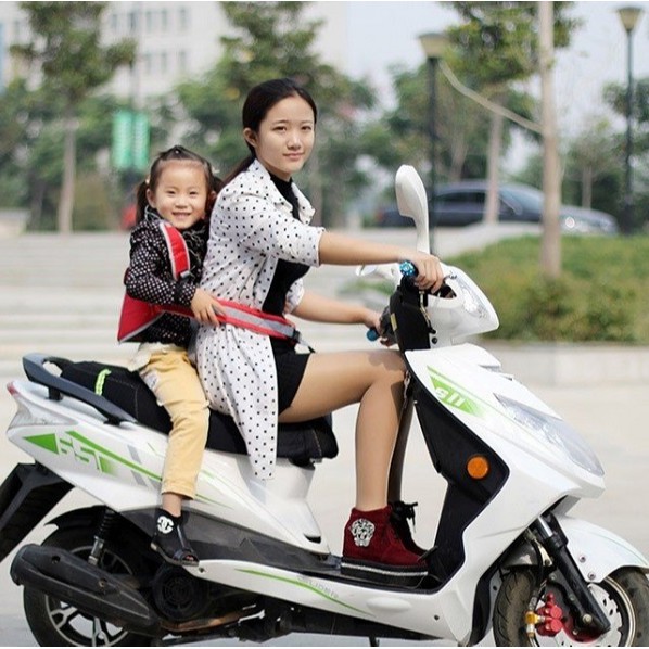 Đai đi xe máy an toàn cho trẻ em