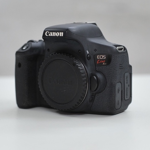 Bộ máy ảnh Canon EOS 750D kèm ống kính Canon EF-S 18-55mm STM
