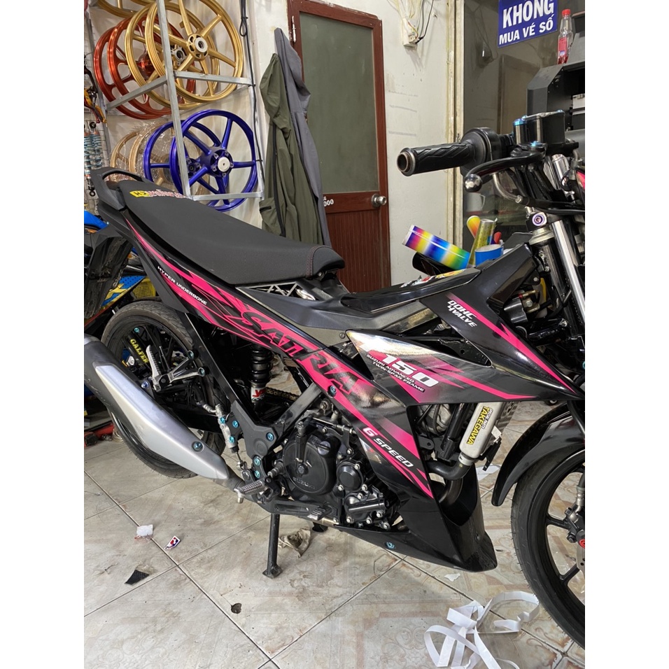 Tem Rời Satria màu đen hồng trắng