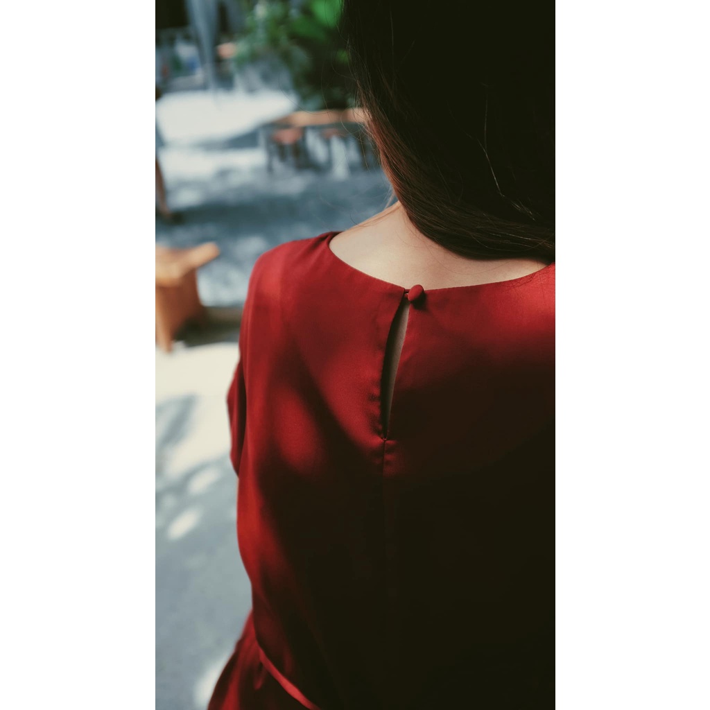 Chicka Chicka - Đầm lụa suông cổ tròn xếp li màu đỏ