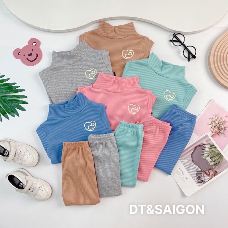Quan áo trẻ em, Bộ gân tăm cao cổ thêu logo trước ngực cho bé