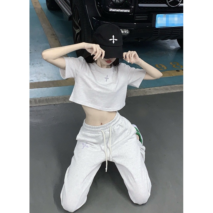 Set Áo Lửng Màu Xám Phản Quang Kèm Quần Legging Lưng Cao Thời Trang Cho Nữ