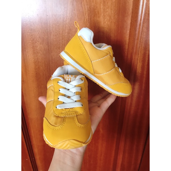 Giày thể thao HM màu vàng