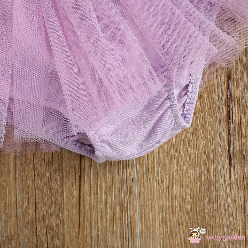 Áo không tay với quần váy ngắn và băng cột tóc thời trang cho bé gái