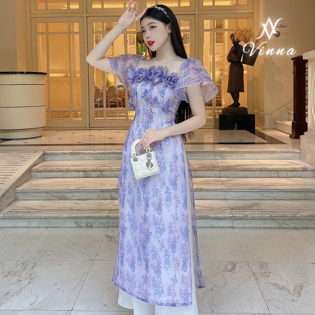 Áo dài cách tân 4 tà organza Oải Hương màu tím nhẹ nhàng, kết hoa tinh tế, tỉ mỉ thiết kế thương hiệu thời trang Vinna
