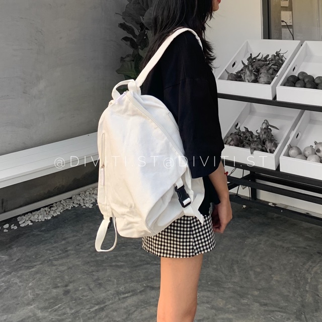 Balo canvas nắp gập màu trắng và đen