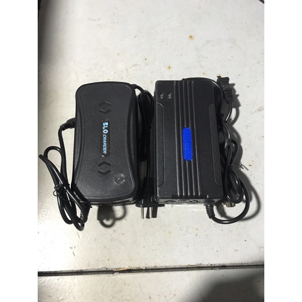 Sạc xe đạp điện, sạc xe máy điện 24V12Ah, 36V12Ah chân tròn có kim có đèn báo tự ngắt khi sạc đầy