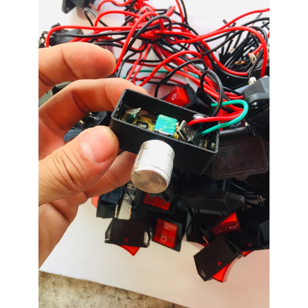 Phụ kiện bình bơm thuốc sâu gồm chiết áp,Công tắc,giắc cắc sạc