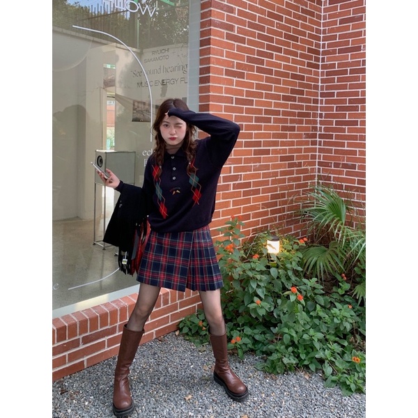 Set áo len polo xanh navy hoạ tiết quả trám + chân váy kẻ caro dáng ngắn dễ thương Yannie