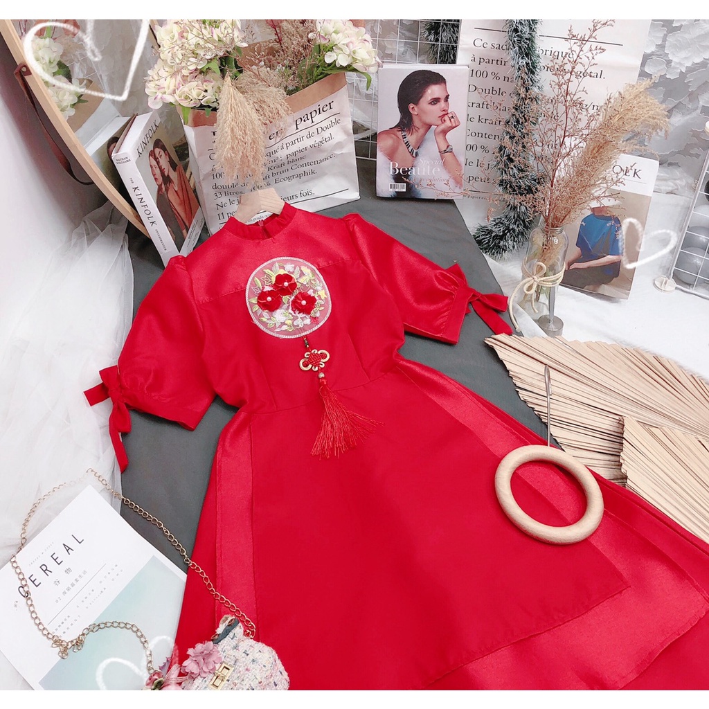 Váy Cổ Tàu Đỏ, Đầm Nữ Tay Bồng Ngắn Thắt Nơ Dáng Xòe Tầng Đính Logo Hoa Nổi Chất Taffta Cao Cấp, Váy Tết Cách Tân Siêu X | BigBuy360 - bigbuy360.vn