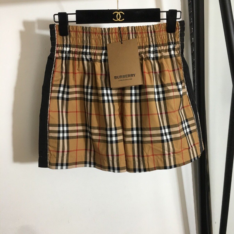 Quần shorts kaki kẻ sọc Burberry BBR cạp chun đính đá bên hông siêu đẹp