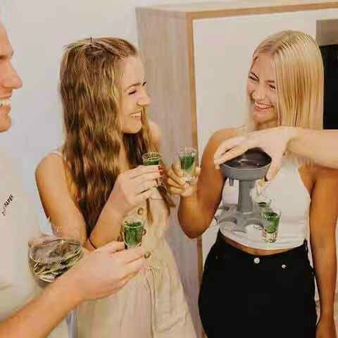 Tháp  rót, chia rượu độc đáo