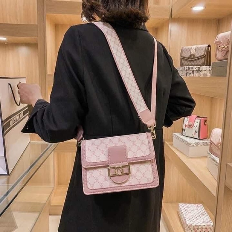 túi đeo chéo dây bản to hot trend size 20 cm