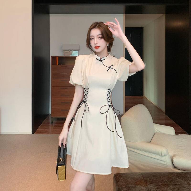 Váy ngắn tay thời trang của phụ nữ, thiết kế nút thắt tinh tế, làn váy lớn lộ ra đôi chân mảnh khảnh.