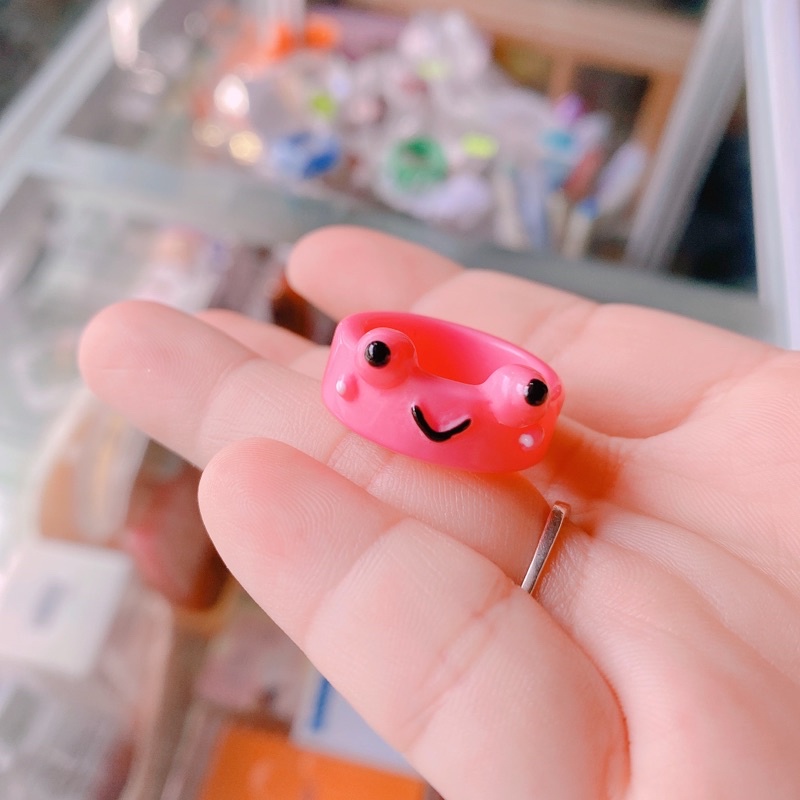 🐸 Hộp nhẫn và nhẫn nhựa ếch xanh xinh xắn 💚 Chưa có nhẫn kim cương thì tặng đỡ cho crush bé này cũng đủ lòng thành đó mn