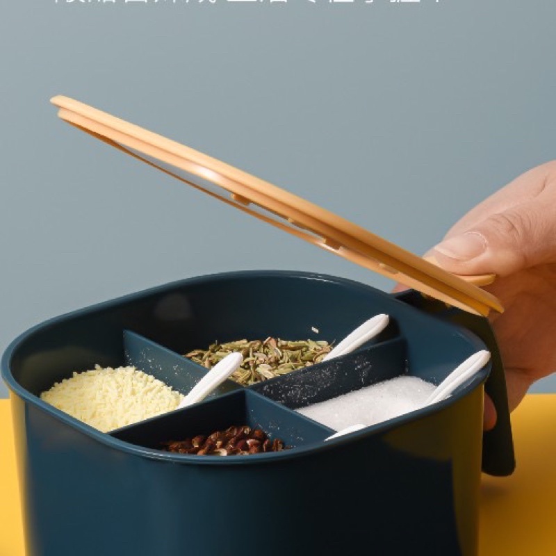 HỘP ĐỰNG GIA VỊ 4 NGĂN CÓ NẮP ĐẬY SIÊU TIỆN DỤNG TẶNG KÈM THÌA NHỰA.