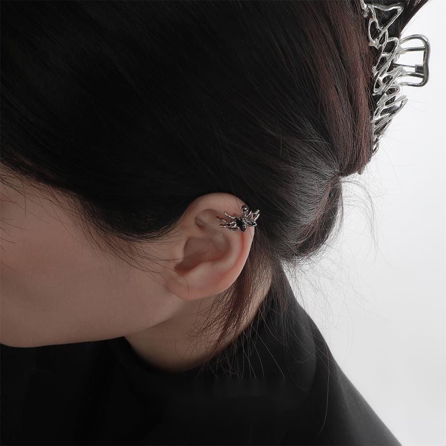 Khuyên Kẹp Vành Tai Hình Nhện Đính Đá Màu Đen Phong Cách hip hop Đường Phố