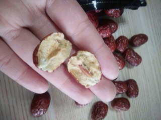 TÁO ĐỎ HOÀ ĐIỀN TÂN CƯƠNG size nhỏ, thịt chắc dẻo thơm (hàng cao cấp) túi 500g