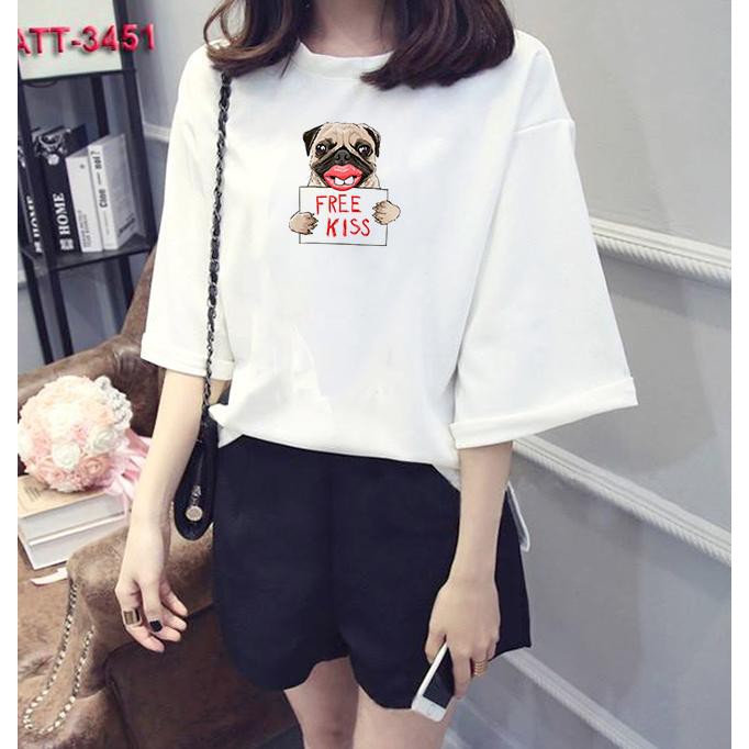 Áo thun nữ tay lỡ Hàn Quốc form rộng in hình Pug treo bảng free kiss vải dày mịn TEEWOTL72