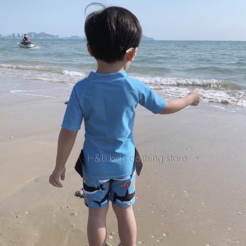 Đồ bơi bé trai áo cộc quần lửng kèm mũ hoạ tiết baby shark