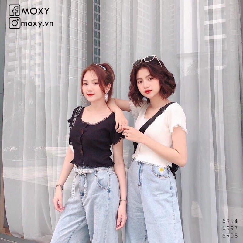 Áo len mongtoghi cộc tay viền ren khuy dáng croptop