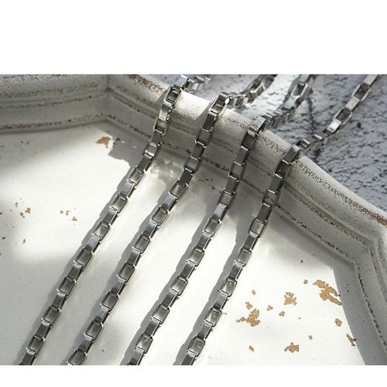 Dây chuyền sợi vuông đơn giản thép titan