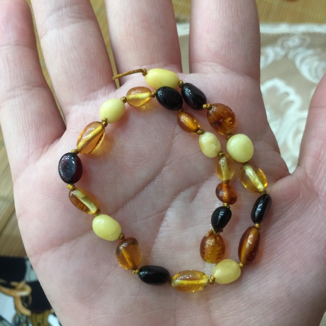 Vòng tay hổ phách cho bé