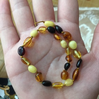 Vòng tay hổ phách cho bé
