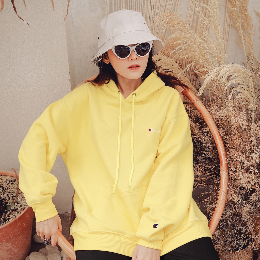 Áo Hoodie Thêu Logo Champion Sắc Nét Phía Trước-Chất Vải Nỉ Bông Cotton-Form Rộng Rãi Unisex Nam Nữ-Màu Vàng Nhạt