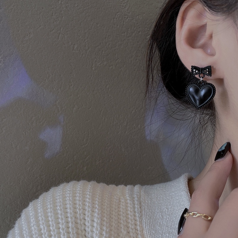 Bông Tai Kim Loại Hình Trái Tim Màu Đen Phong Cách Hàn Quốc Cá Tính Dành Cho Nữ