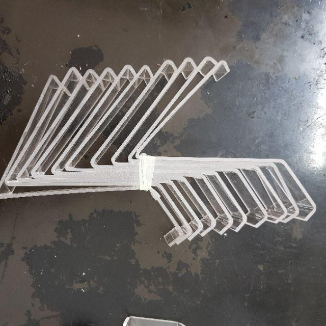 Kệ mica trưng bày giày dép chữ V