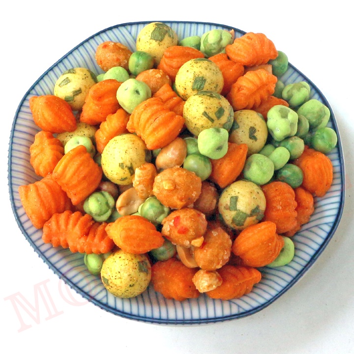 Snack và đậu thập cẩm Tân Tân hộp 200g