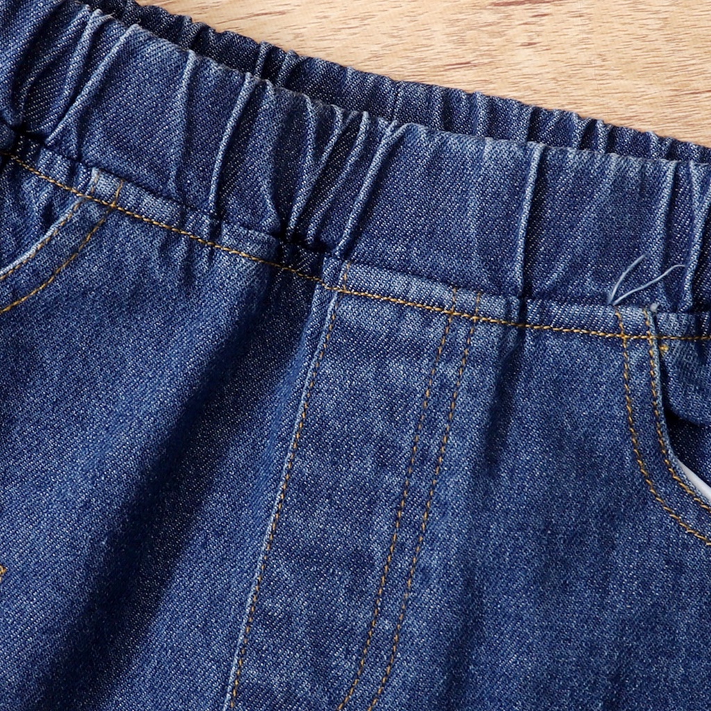 Bộ trang phục 2 mảnh Mikrdoo gồm áo thun tay ngắn in chữ rằn ri và quần denim rách cho bé trai