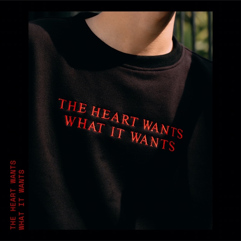 Áo nỉ không mũ thêu chữ "The Heart Wants What It Wants"
