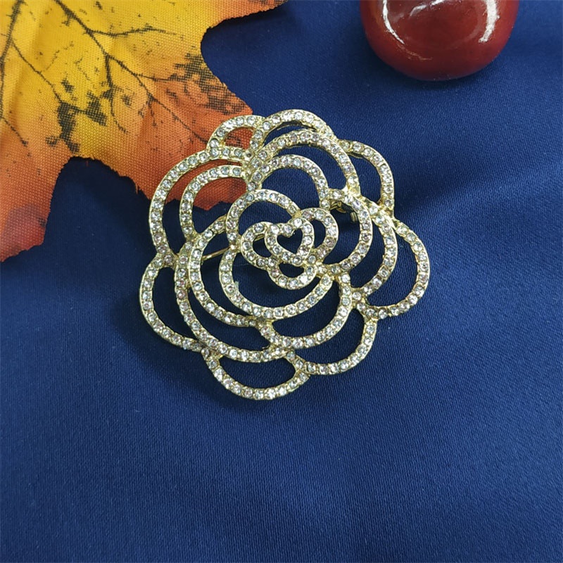 Ghim Cài Áo Hình Hoa Trà Đính Đá Sang Trọng