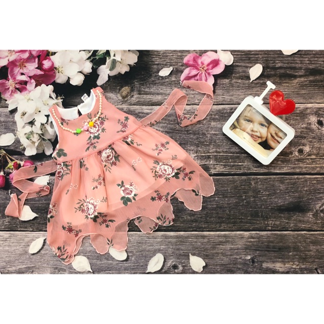 Váy voan vòng cổ