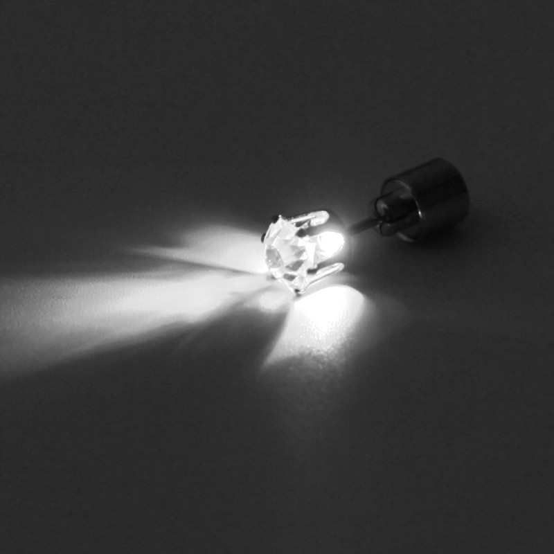 Bông tai có đèn LED phát sáng đổi màu tiện dụng