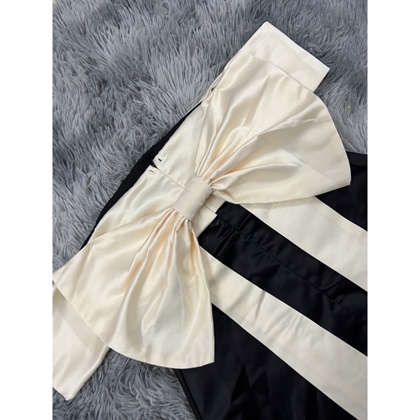 Váy trễ vai nơ lưng to chất tafta có đệm mút ngực QUINNIE | BigBuy360 - bigbuy360.vn