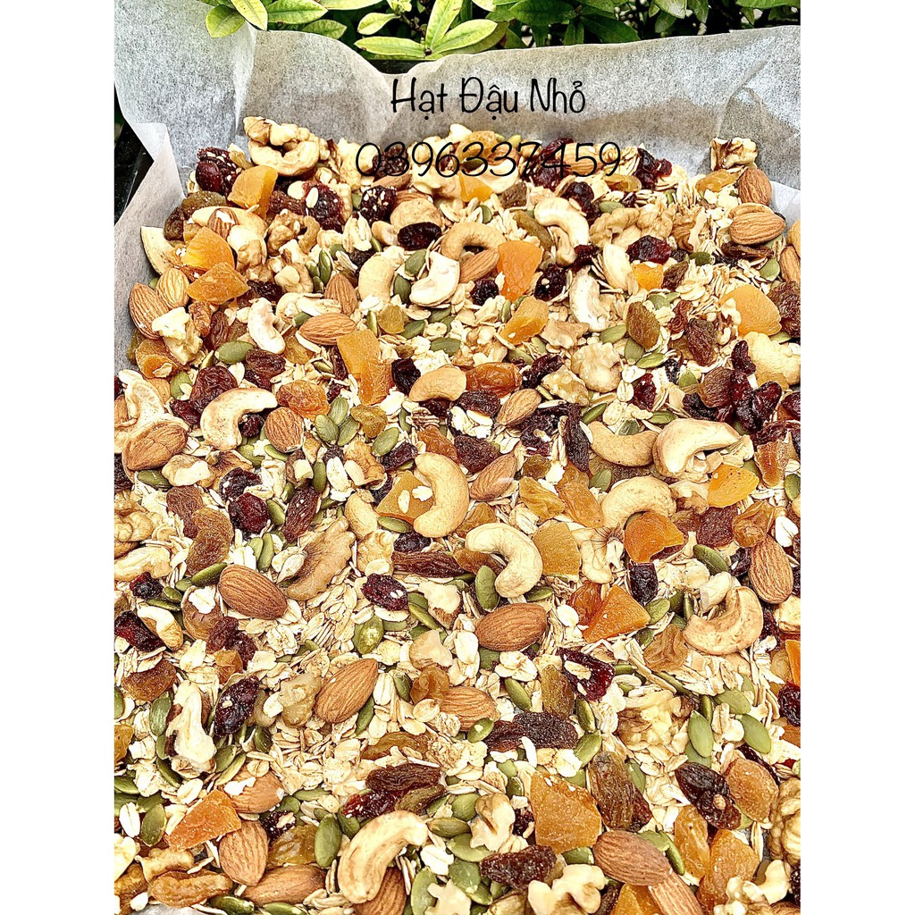 Granola siêu hạt bao gồm 8 loại hạt và hoa quả sấy dẻo 500g