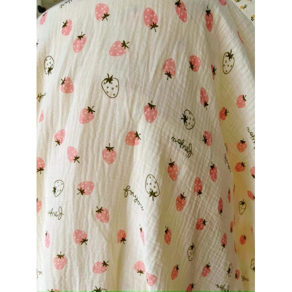 Vải xô muslin 2 lớp quả dâu tây may khăn tắm cho cả gia đình