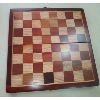 Bàn cờ vua bằng gỗ ,không có quân,