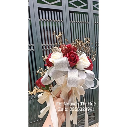 Bó hoa cưới cầm tay cô dâu tặng kèm hoa chú rể