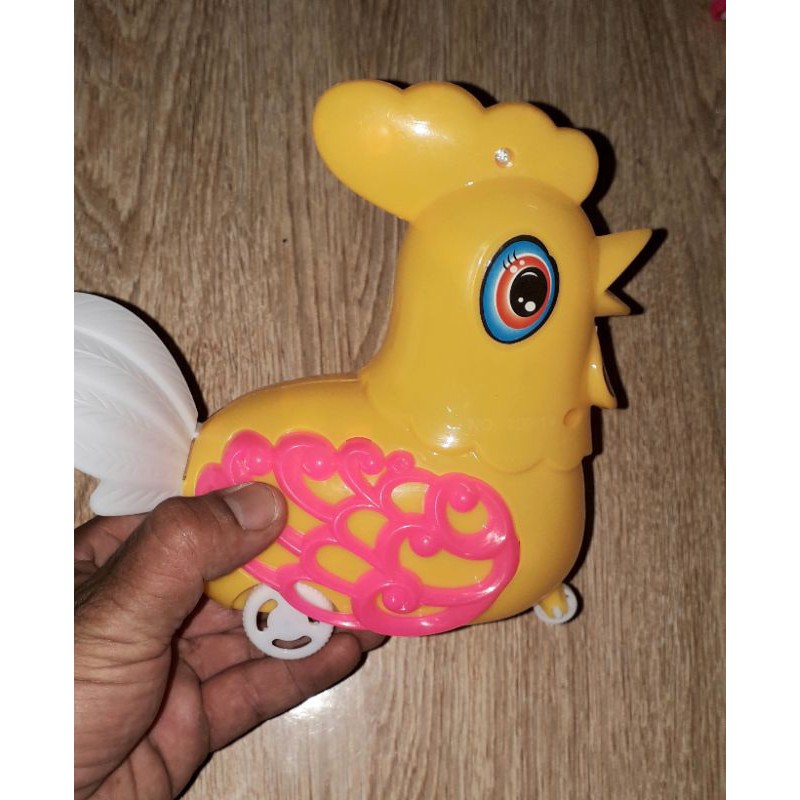 Một chú gà chạy dây rút có đèn bằng nhựa rất đẹp