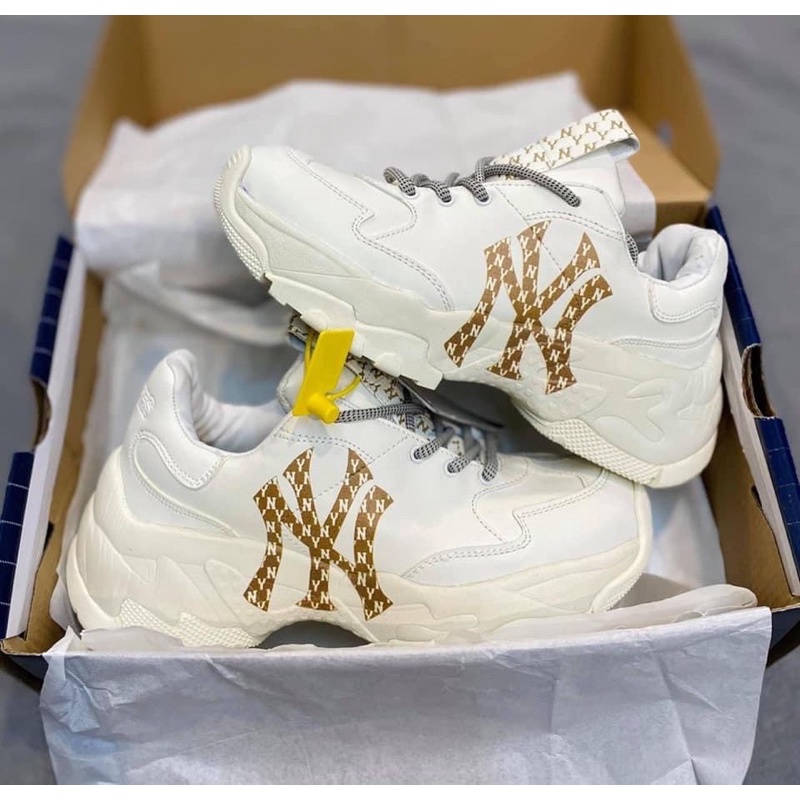 Giày Sneaker bóng chày in chữ vàng