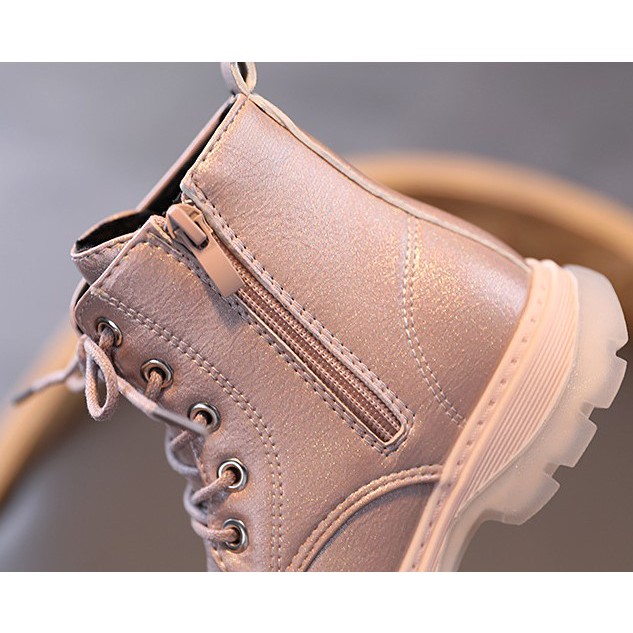Boot da bé gái đế mềm đi êm chân, có khóa để các bé đeo dễ dàng, thiết kế Hàn Quốc mix đồ cực xinh