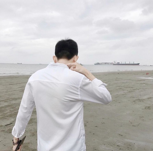 Áo sơ mi trắng đen basic có túi ngực chất liệu thô mát | BigBuy360 - bigbuy360.vn